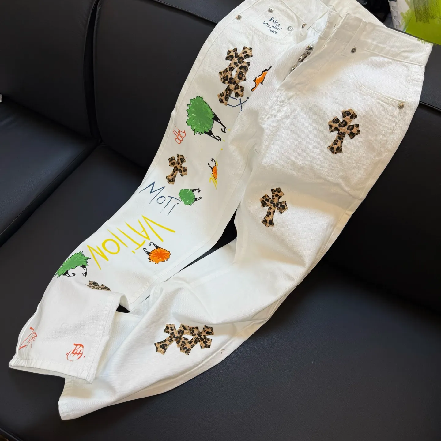 P260 model number: D336 Chrome Hearts Chrome Hearts straight casual white graffiti leopard print leather jeans SIZE #28-34 Full of graffiti breaks the monotony of white pants. It is like wearing a painting on your body.